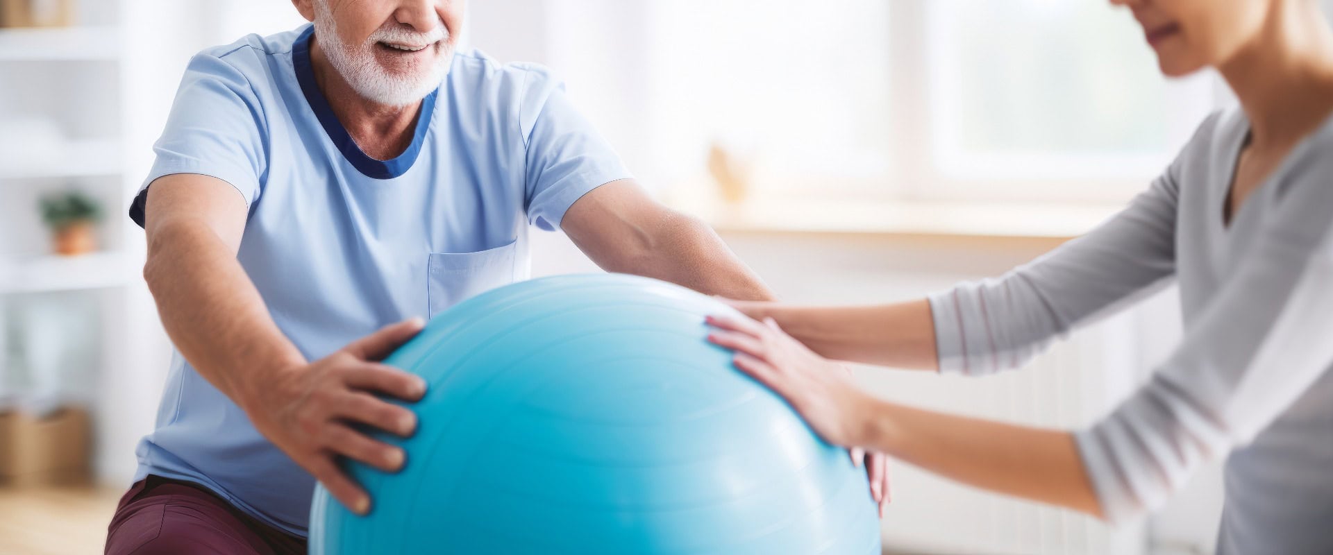 Älterer Mann in der Rehabilitation bei einem Physiotherapeuten mit Physioball