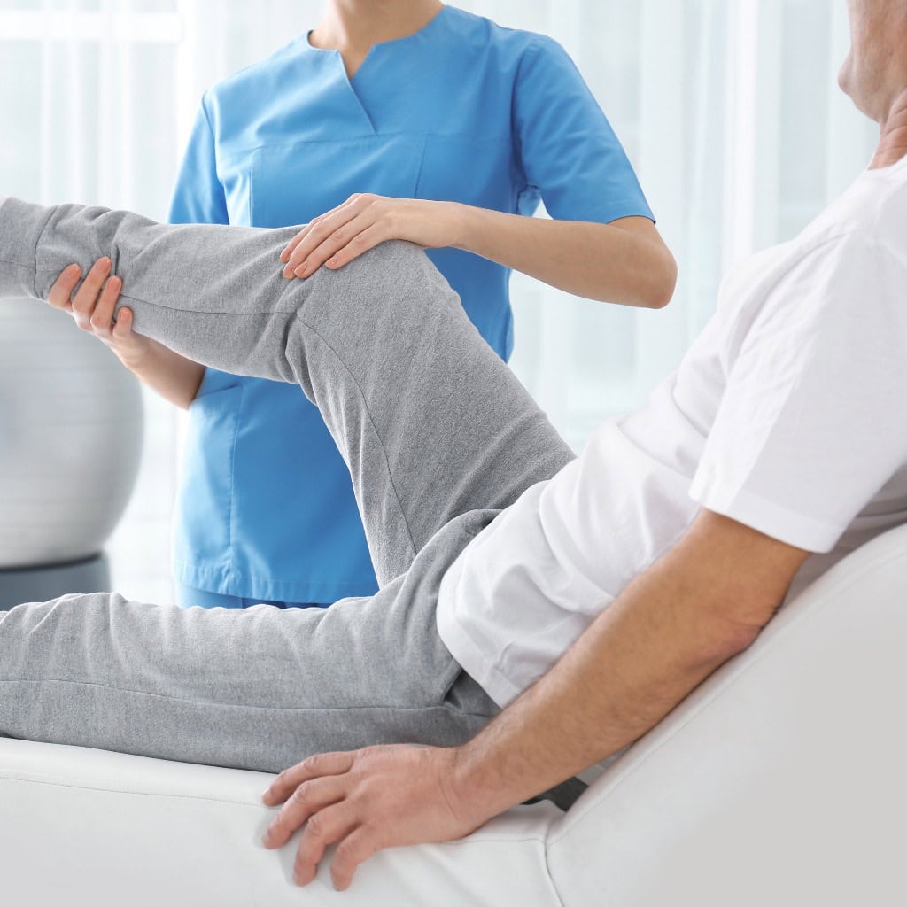 Arzt bei der Arbeit mit einem Patienten im Krankenhaus, Nahaufnahme. Rehabilitation